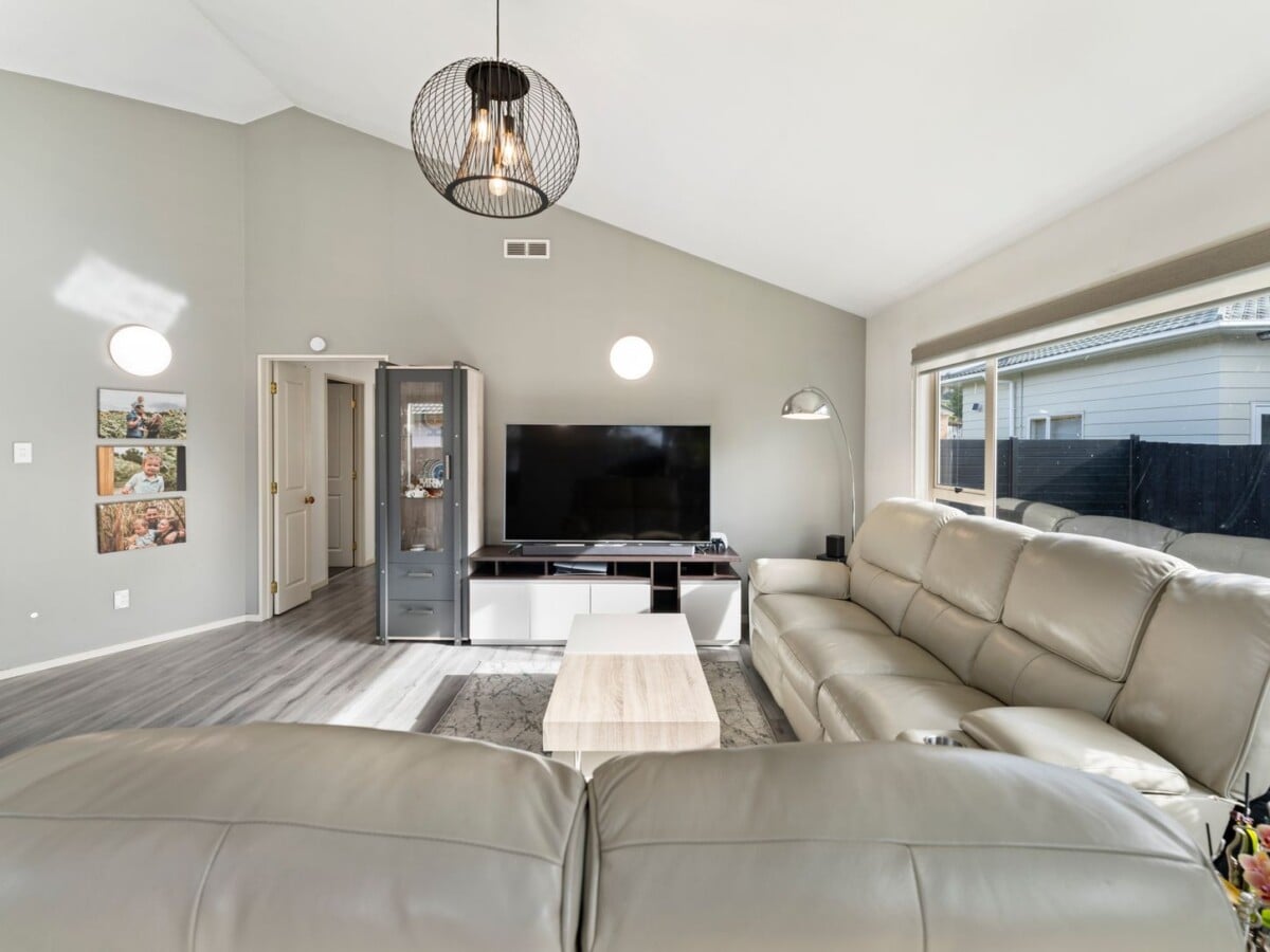 Owners upsizing, are committed elsewhere, 3 beds house on 508m2 section, close to schools, Glen Eden village, park, train and bus services, 75 Kamara Road, Glen Eden, Auckland