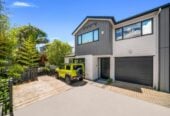 Motivated vendor willing to meet the market, freehold 4 beds 3.5 baths home with garage, 2 en-suites upstairs, 2 beds 1.5 baths downstairs, minutes to Albany Mall, 25F Oteha Valley Road, Northcross, Auckland