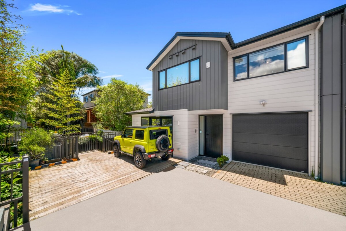 Motivated vendor willing to meet the market, freehold 4 beds 3.5 baths home with garage, 2 en-suites upstairs, 2 beds 1.5 baths downstairs, minutes to Albany Mall, 25F Oteha Valley Road, Northcross, Auckland