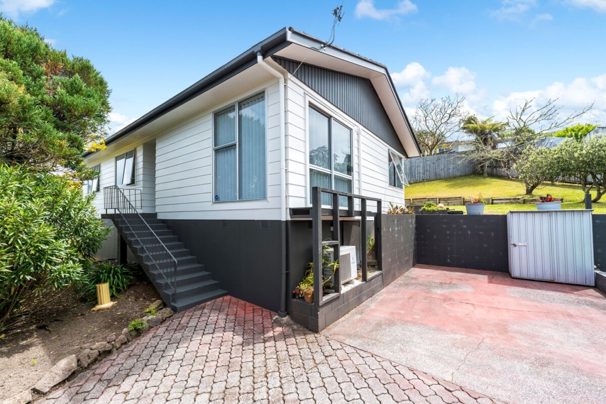3 beds house on 693m2 section, next house also for sale (3 beds house on 959m2 section, 37 Clyma Place, Massey,), 44 Clyma Place, Massey, Auckland