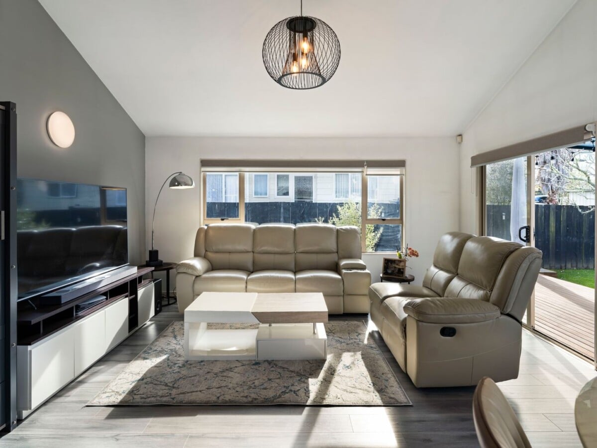 Owners upsizing, are committed elsewhere, 3 beds house on 508m2 section, close to schools, Glen Eden village, park, train and bus services, 75 Kamara Road, Glen Eden, Auckland