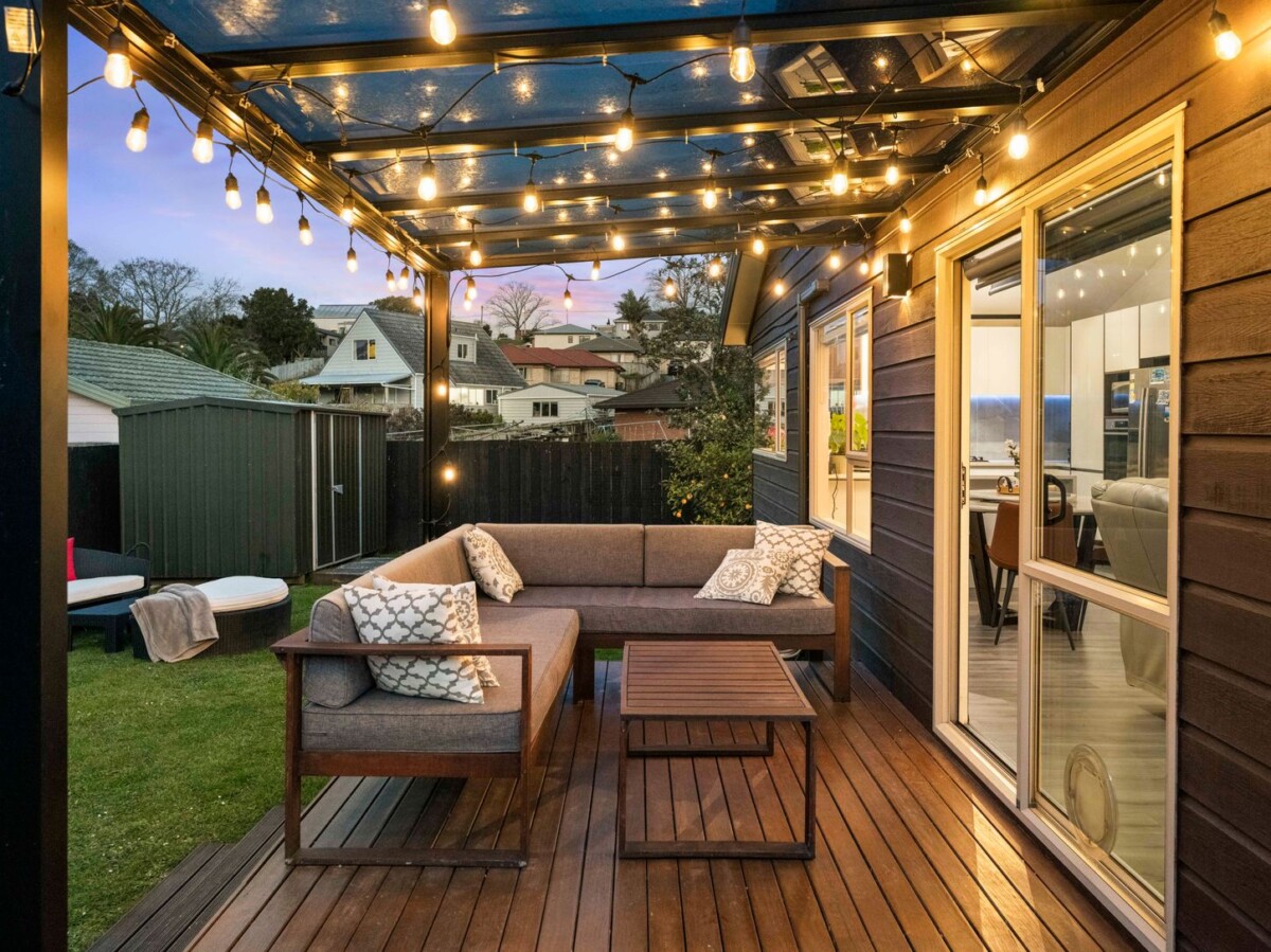 Owners upsizing, are committed elsewhere, 3 beds house on 508m2 section, close to schools, Glen Eden village, park, train and bus services, 75 Kamara Road, Glen Eden, Auckland