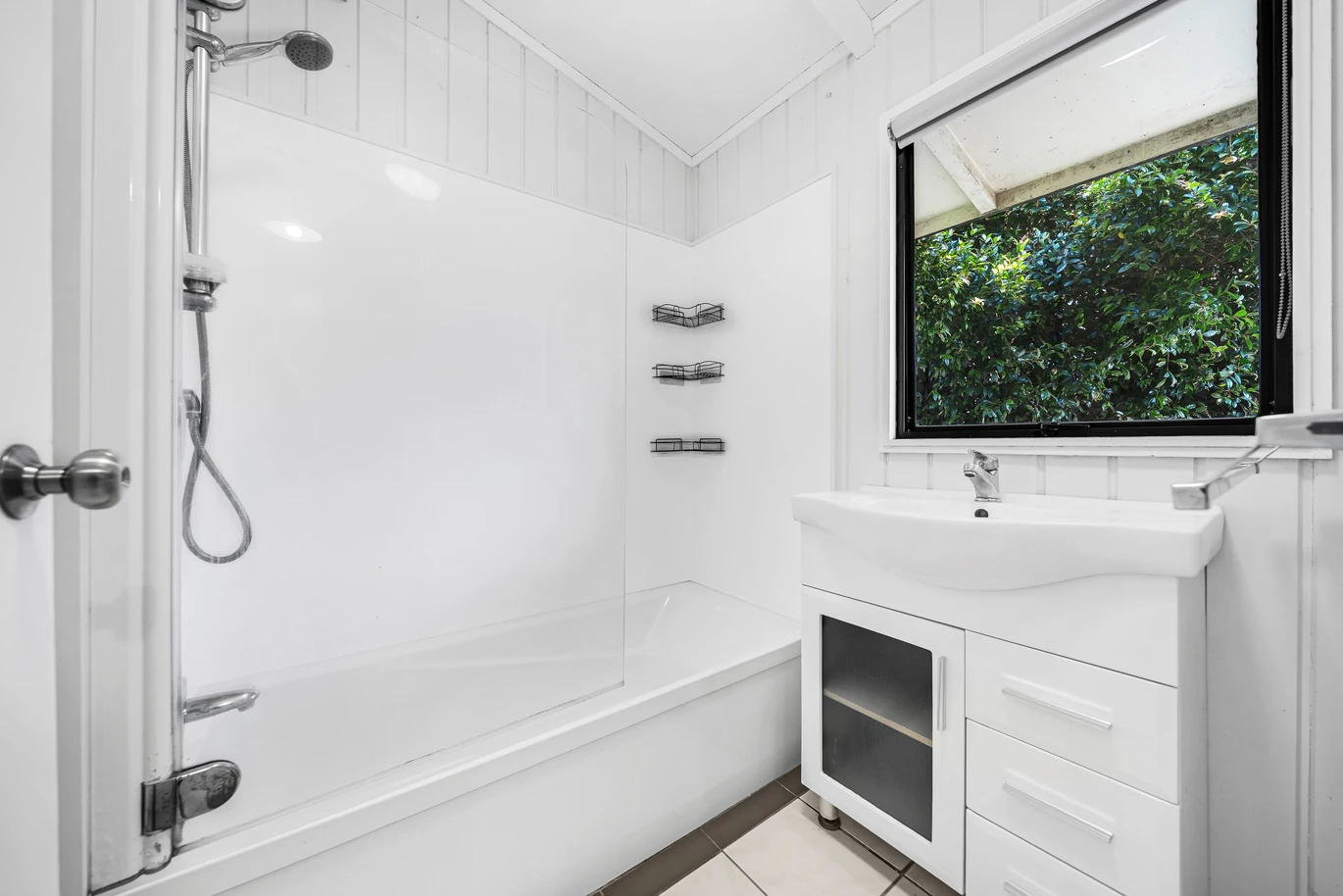 5 (3 + 2) beds houses on 833m2 land, live or develop, 9 & 9A Sherie Place, Howick, Auckland