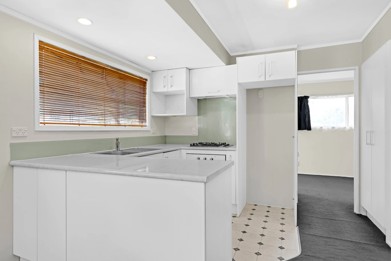 5 (3 + 2) beds houses on 833m2 land, live or develop, 9 & 9A Sherie Place, Howick, Auckland
