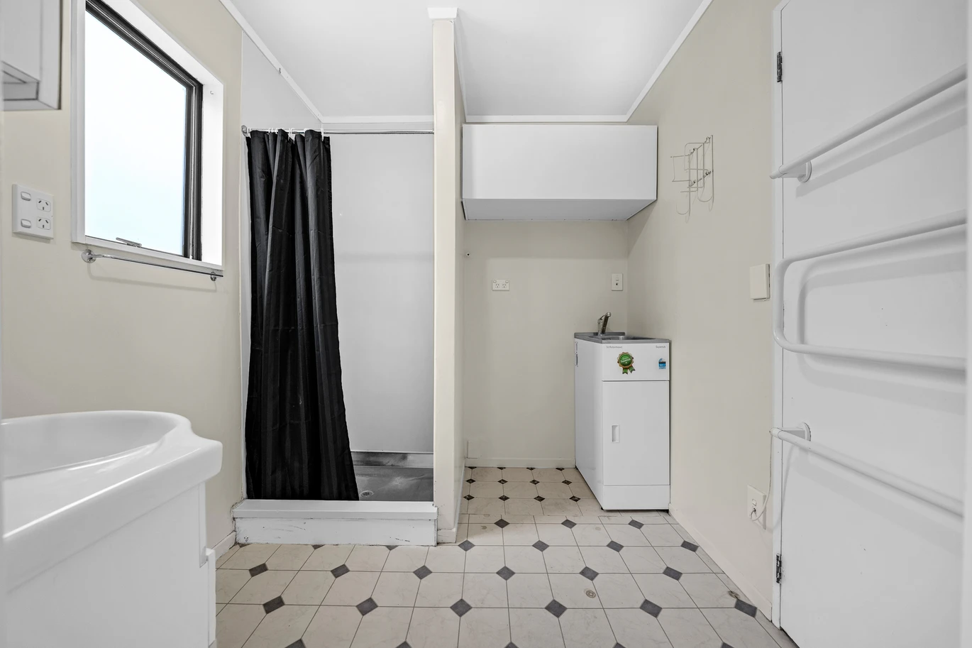 5 (3 + 2) beds houses on 833m2 land, live or develop, 9 & 9A Sherie Place, Howick, Auckland