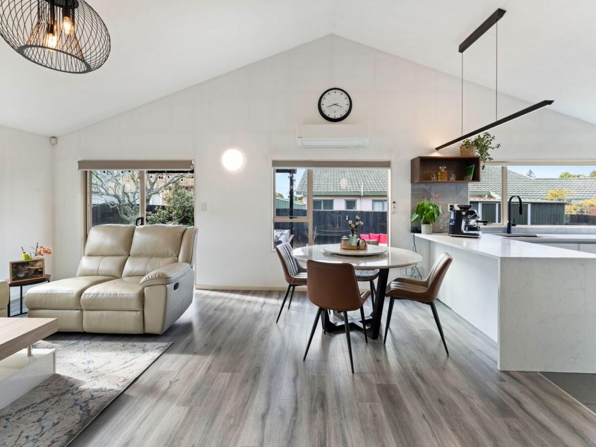 Owners upsizing, are committed elsewhere, 3 beds house on 508m2 section, close to schools, Glen Eden village, park, train and bus services, 75 Kamara Road, Glen Eden, Auckland