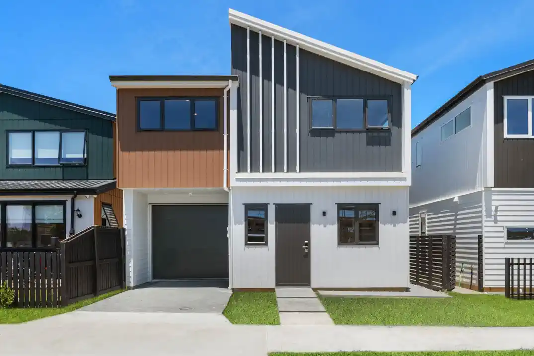 4 beds house on 157m2 section, Close to schools, shopping, transport, and motorway access, 10 Longview Oak Lane, Rosehill, Auckland