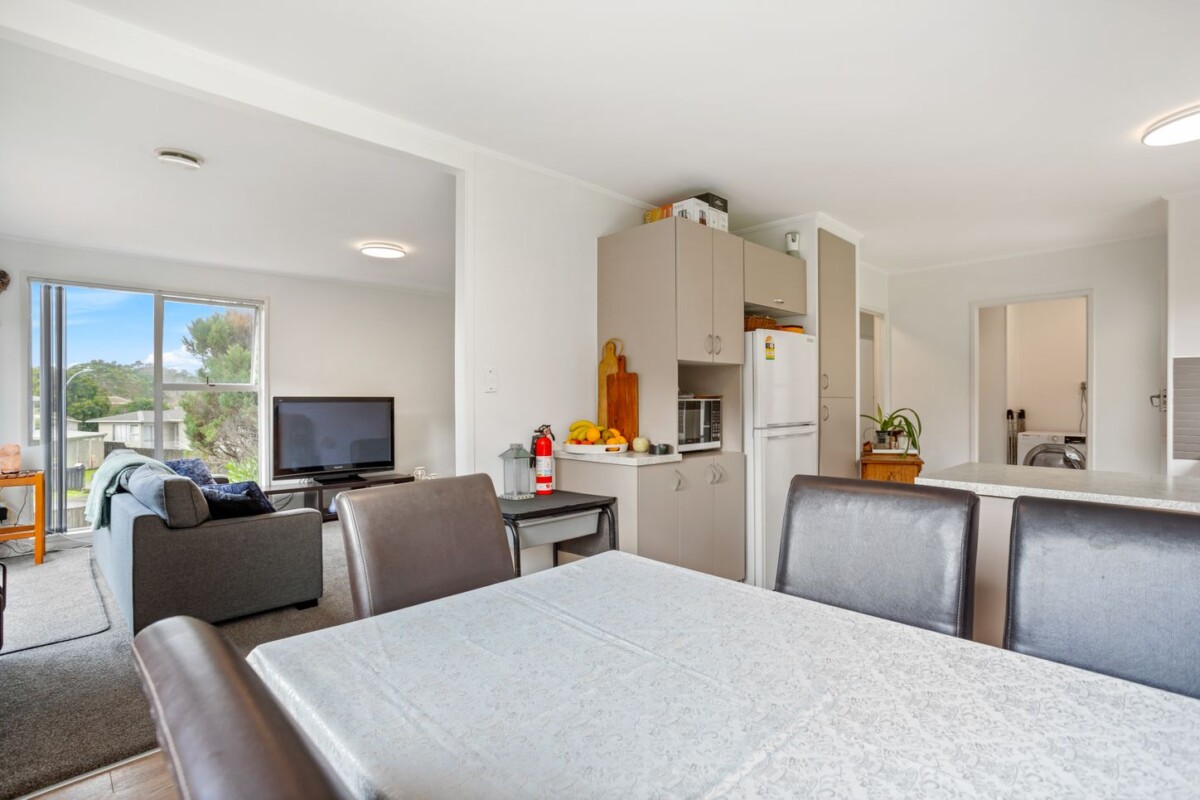 3 beds house on 693m2 section, next house also for sale (3 beds house on 959m2 section, 37 Clyma Place, Massey,), 44 Clyma Place, Massey, Auckland