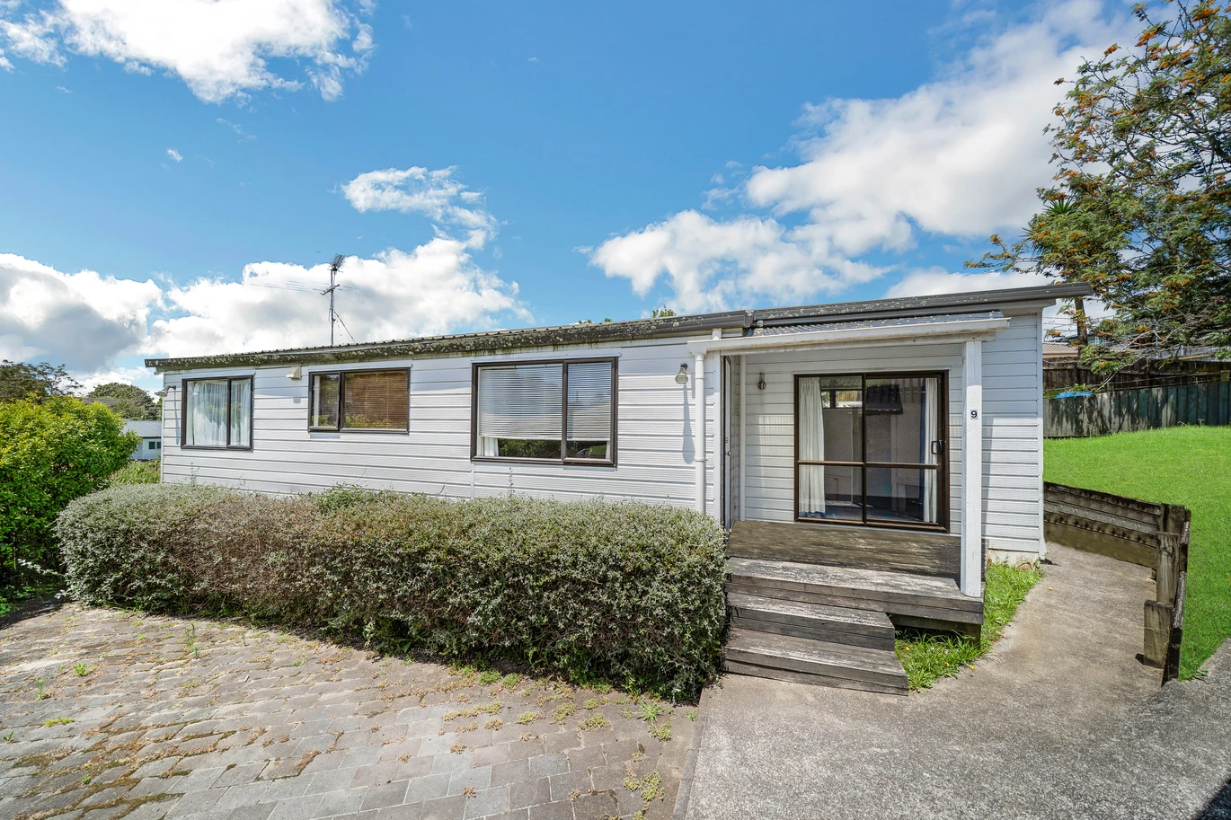 5 (3 + 2) beds houses on 833m2 land, live or develop, 9 & 9A Sherie Place, Howick, Auckland