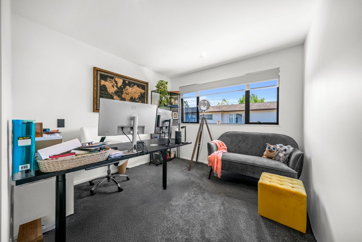 Motivated vendor willing to meet the market, freehold 4 beds 3.5 baths home with garage, 2 en-suites upstairs, 2 beds 1.5 baths downstairs, minutes to Albany Mall, 25F Oteha Valley Road, Northcross, Auckland