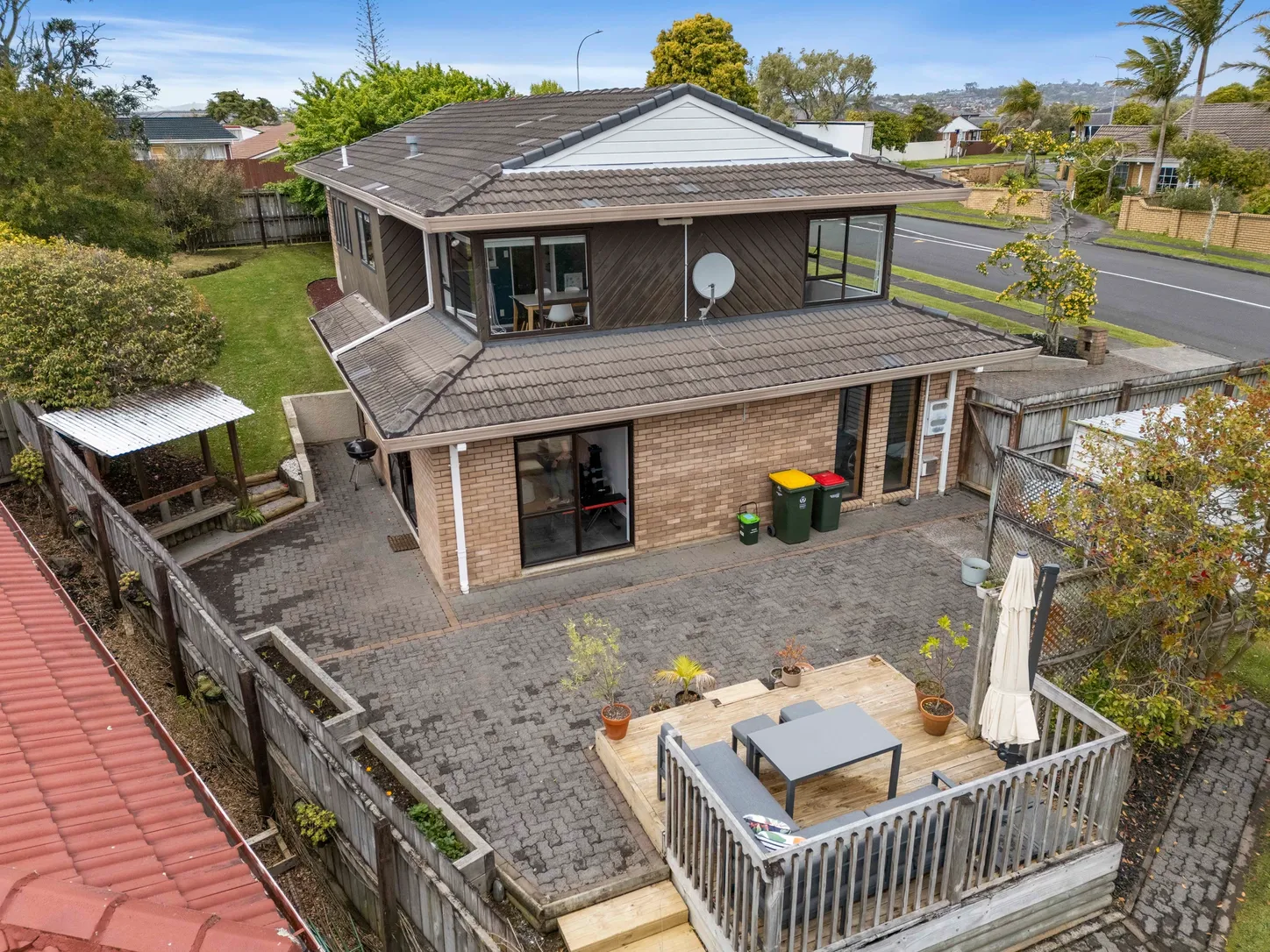 MORTGAGEE SALE, Botany Downs School zone, Corner Brick & Tile 4 beds house on 770m2 section, 1 Lexington Drive, Botany Downs, Auckland