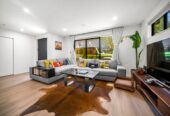 Motivated vendor willing to meet the market, freehold 4 beds 3.5 baths home with garage, 2 en-suites upstairs, 2 beds 1.5 baths downstairs, minutes to Albany Mall, 25F Oteha Valley Road, Northcross, Auckland