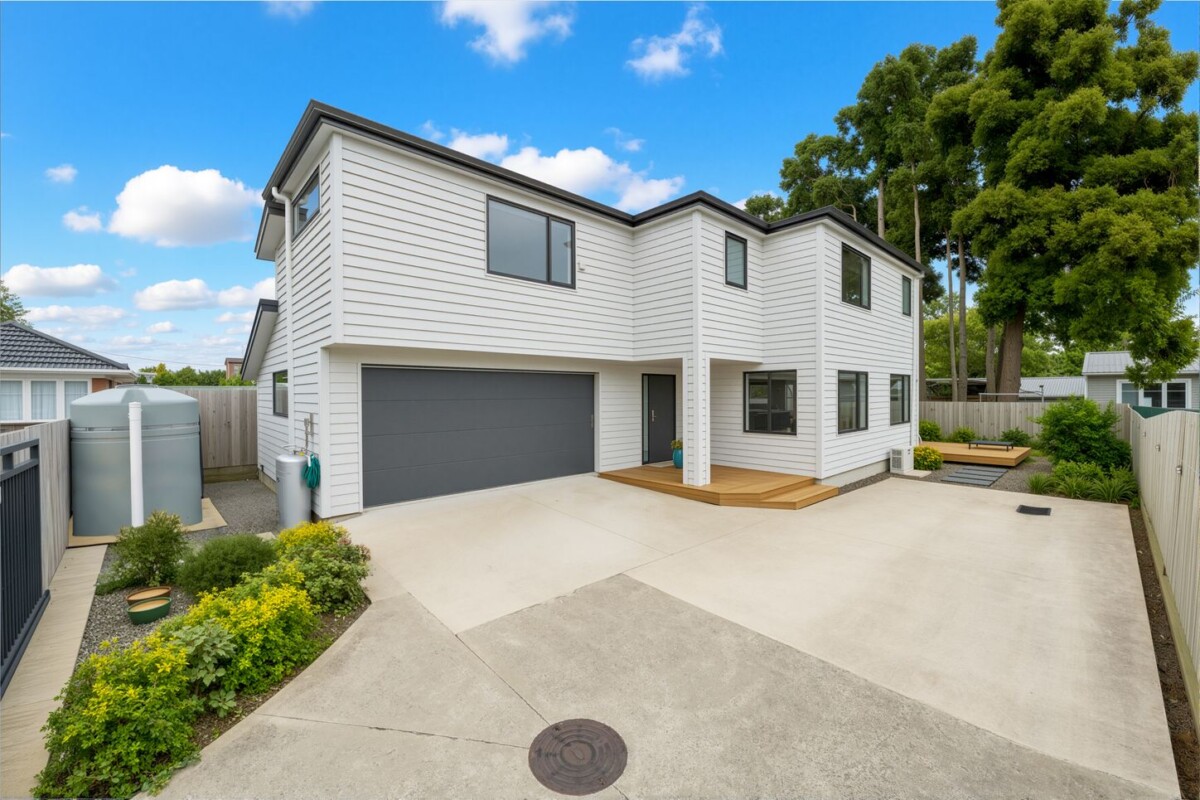 206m2 4 beds 3.5 baths house on 372m2 section, close to schools, shops, 22A Rathgar Road, Henderson, Auckland