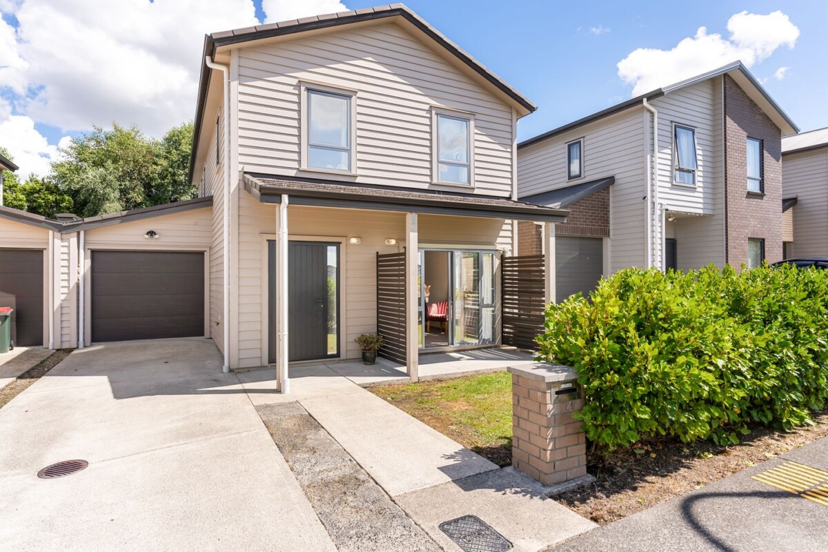 Owners relocating, the sale must be swift, 153m2 affordable 4 beds 1.5 baths house with garage on 256m2 section, 14 Taiaapure Street, Weymouth, Auckland