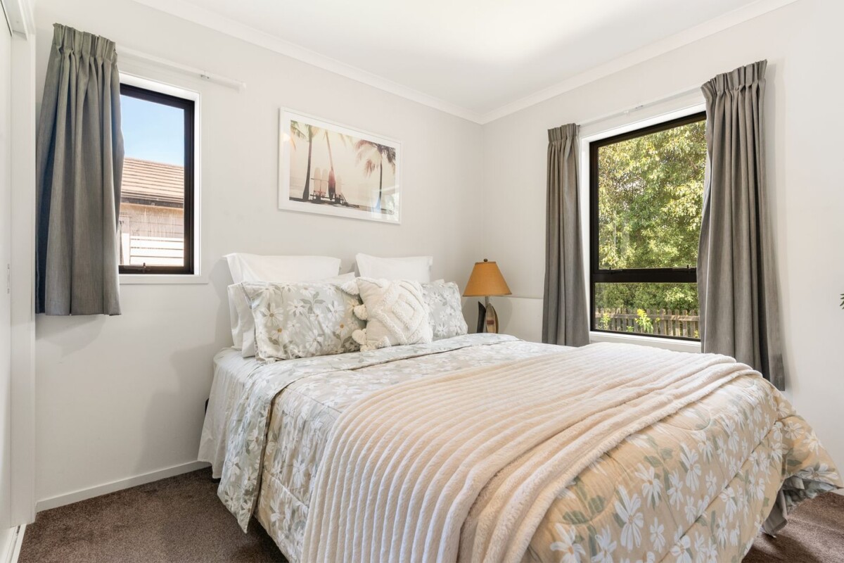 Owners relocating, the sale must be swift, 153m2 affordable 4 beds 1.5 baths house with garage on 256m2 section, 14 Taiaapure Street, Weymouth, Auckland