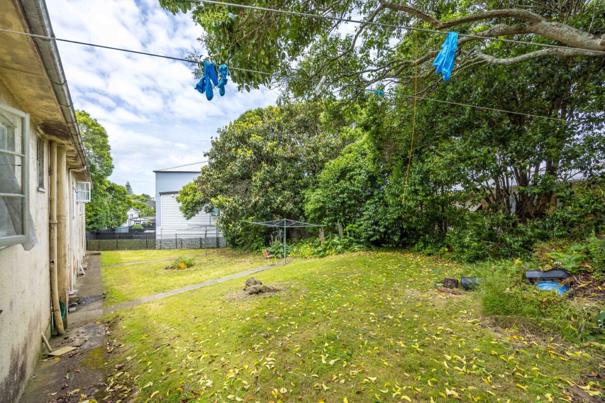 once in 40 years, 1100m2 section with 4 x 1brm units on 2 levels, proven holding income of over $80,000pa, Only minutes to Macca’s Motorway access and Syliva Park, Unit 1-4/357 Ellerslie-Panmure Highway, Mount Wellington, Auckland
