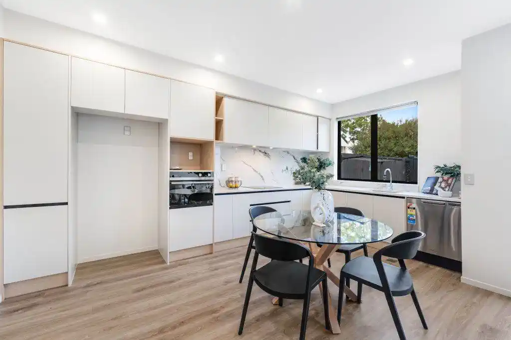Freehold 3 beds 2.5 baths home with office space and garage, 1.1 km to Stanhope Road School, 1.4 km to Ellerslie School, 102C Celtic Crescent, Ellerslie, Auckland