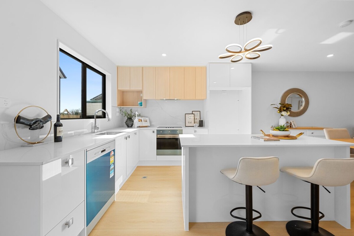 Mt Roskill Grammar school zone, 10-Year Master Builders Guarantee, 134m2 brandnew 3 beds 2.5 bath home, Private backyard with lawn and deck, close to schools, shops, park, with garage on 131m2 section, 1/728 Richardson Road, Hillsborough, Auckland