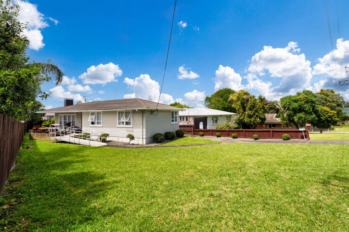3 beds house on 825m2 near-flat, rectangular section, Zoned Residential-Mixed Housing Urban Zone, approx.4 minutes to the Northwestern Motorway, 6 minutes to WestCity, 13 minutes to Westgate, 39 Coniston Avenue, Te Atatu South, Auckland