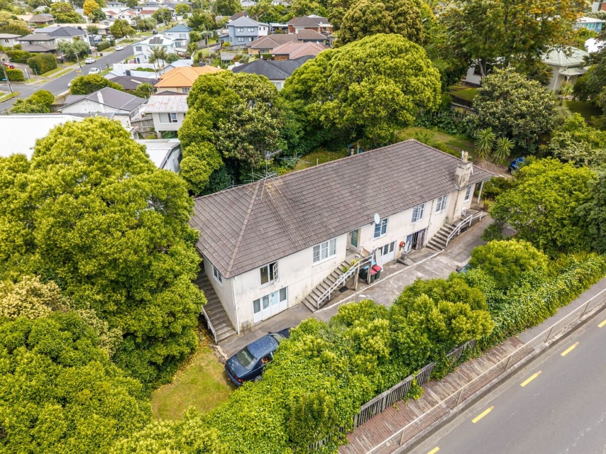 once in 40 years, 1100m2 section with 4 x 1brm units on 2 levels, proven holding income of over $80,000pa, Only minutes to Macca’s Motorway access and Syliva Park, Unit 1-4/357 Ellerslie-Panmure Highway, Mount Wellington, Auckland