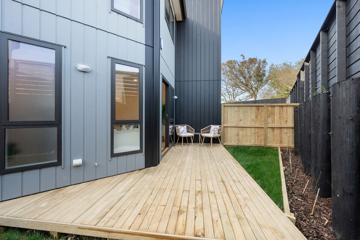 Mt Roskill Grammar school zone, 10-Year Master Builders Guarantee, 134m2 brandnew 3 beds 2.5 bath home, Private backyard with lawn and deck, close to schools, shops, park, with garage on 131m2 section, 1/728 Richardson Road, Hillsborough, Auckland