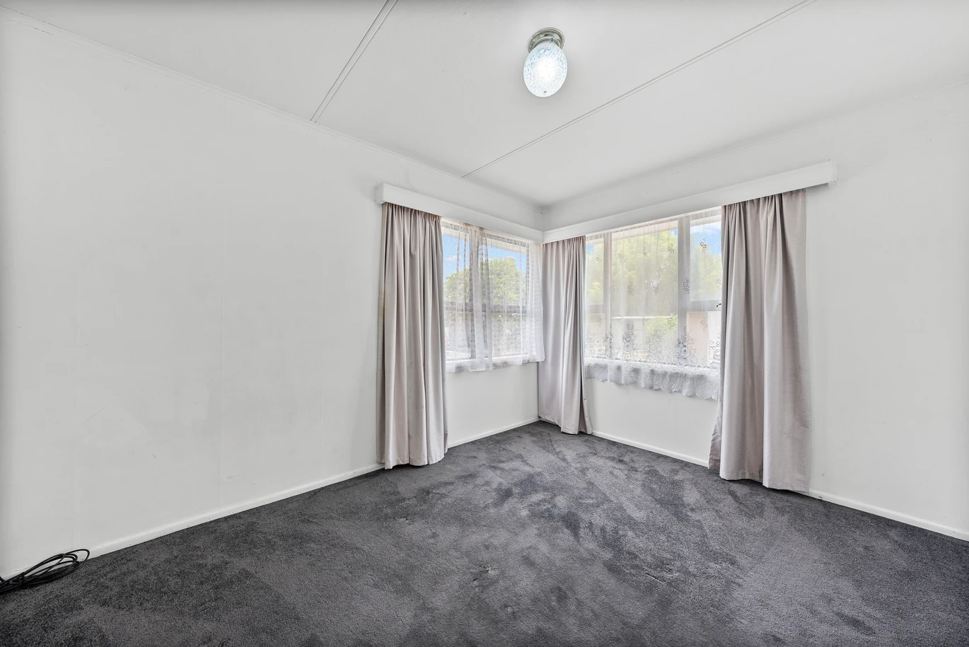 3 beds house on 690m2 section, a garage with utility rooms, close to schools, shopping centres, motorway access, 10 Stainton Place , Otara, Auckland