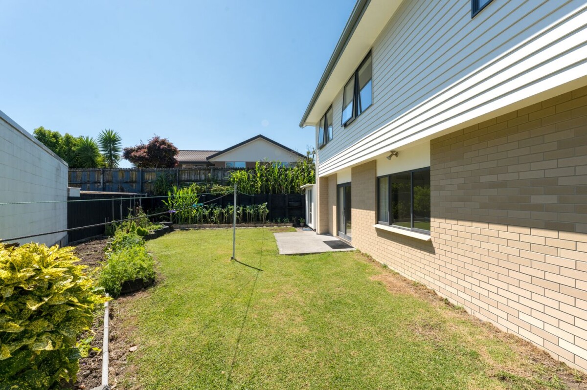 Home Country Calling, Freshly painted and ready to move in, 184m2 5 beds house on 431m2 section, close to schools, park, shopping centre, 16 Pyramid Place, Glen Eden, Auckland