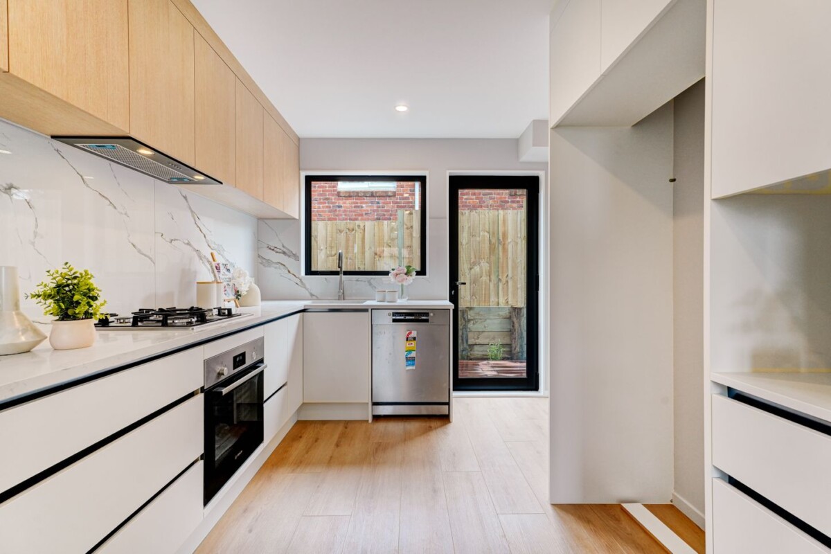 Mt Roskill Grammar school zone, Freehold standalone 3 beds 2.5 baths home with garage, close to schools, shops, park, motorway access, 82 Gifford Avenue, Mount Roskill, Auckland