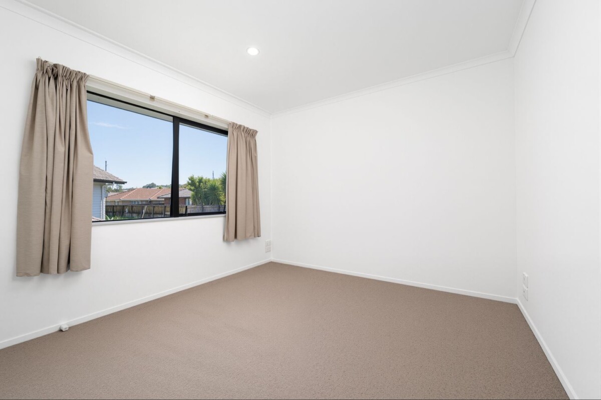 Home Country Calling, Freshly painted and ready to move in, 184m2 5 beds house on 431m2 section, close to schools, park, shopping centre, 16 Pyramid Place, Glen Eden, Auckland