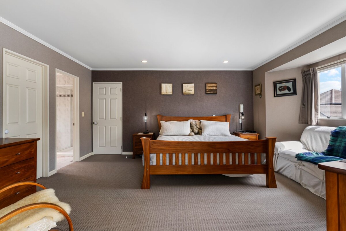 Once in 24 years, 270m2 5 beds house on 725m2 section, close to schools, shopping centres, parks, reversers, 29 Bronte Place, Somerville, Auckland