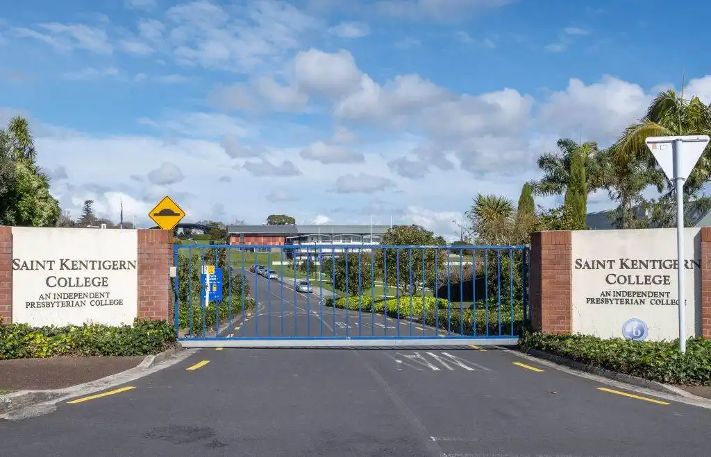 10 year Master builder Guarantee till 2033 , 3 bed 2 baths home on 142m2 section, 0.5 km to Sunny Hills School, 1.3 km to Farm Cove Intermediate, 2.2 km to Pakuranga College, 44 The Boulevard, Sunnyhills, Auckland
