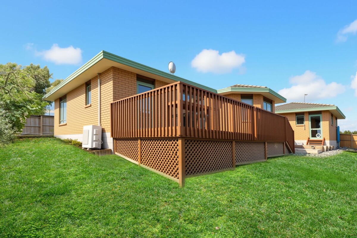 First time on the market in 26 years, 167m2 brick and tile 4 beds + study room 2 baths house on 561m2 section, West Heights School zone, 4 San Pablo Way, Henderson, Auckland