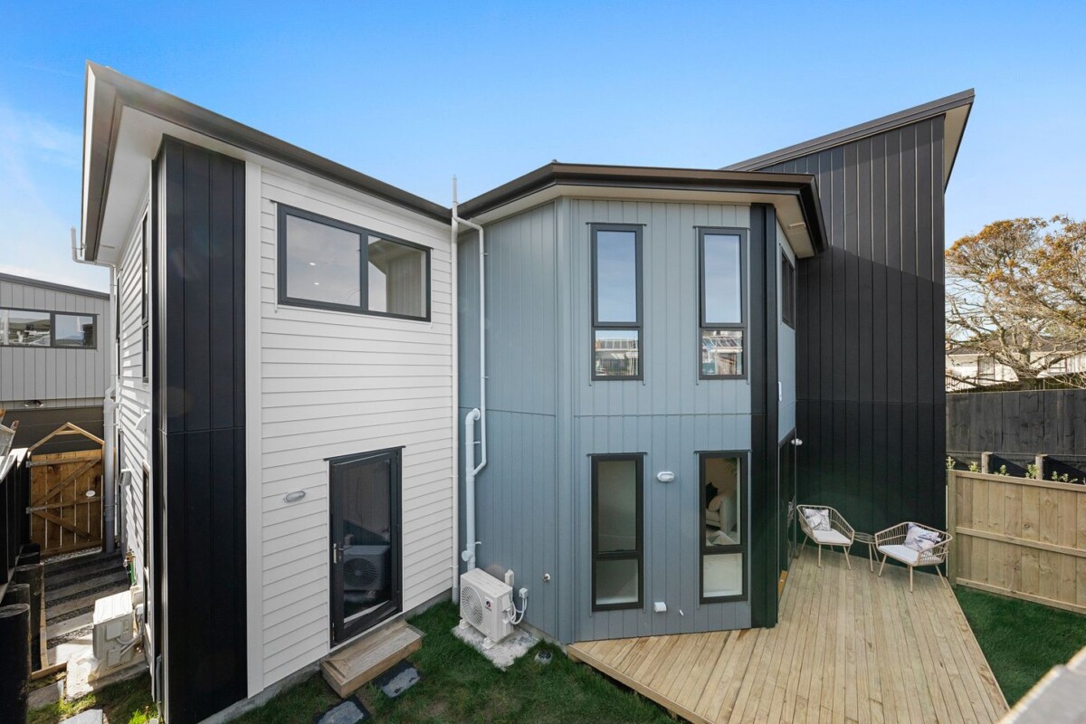 Mt Roskill Grammar school zone, 10-Year Master Builders Guarantee, 134m2 brandnew 3 beds 2.5 bath home, Private backyard with lawn and deck, close to schools, shops, park, with garage on 131m2 section, 1/728 Richardson Road, Hillsborough, Auckland