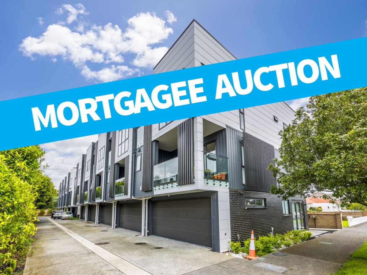 Mortgagee Auction – Double Grammar Zone, 4 beds 3.5 baths home with double garage, 205m2 floor area, minutes to Newmarket, schools, 8/12 King Edward Avenue, Epsom, Auckland