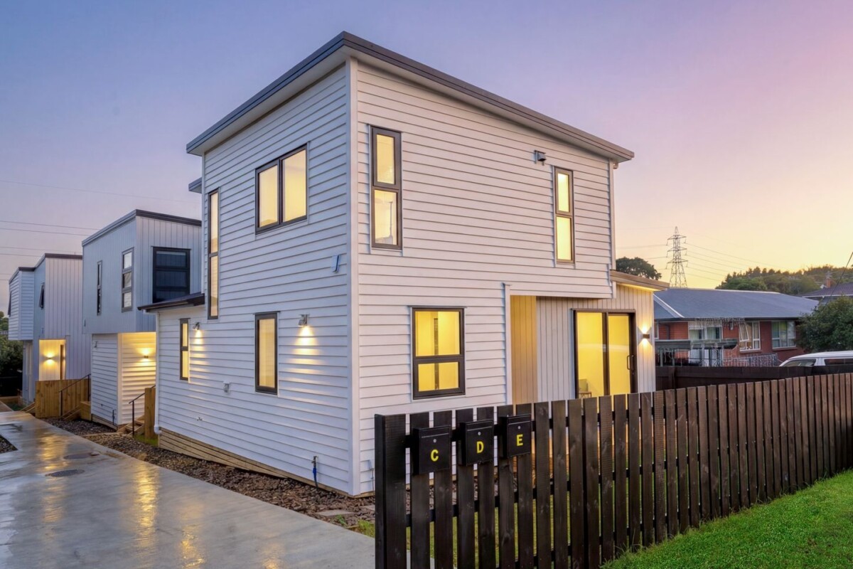 Brandnew standalone 3 bed 3.5 baths home, with 2 ensuites, 1 ensuite ground floor, close to schools, supermarket, motorway access, 54E Royal View Road, Te Atatu South, Auckland