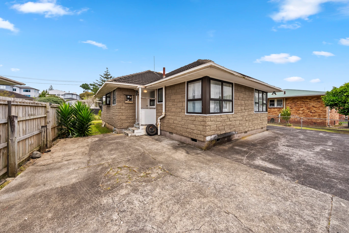 3 beds house on 690m2 section, a garage with utility rooms, close to schools, shopping centres, motorway access, 10 Stainton Place , Otara, Auckland