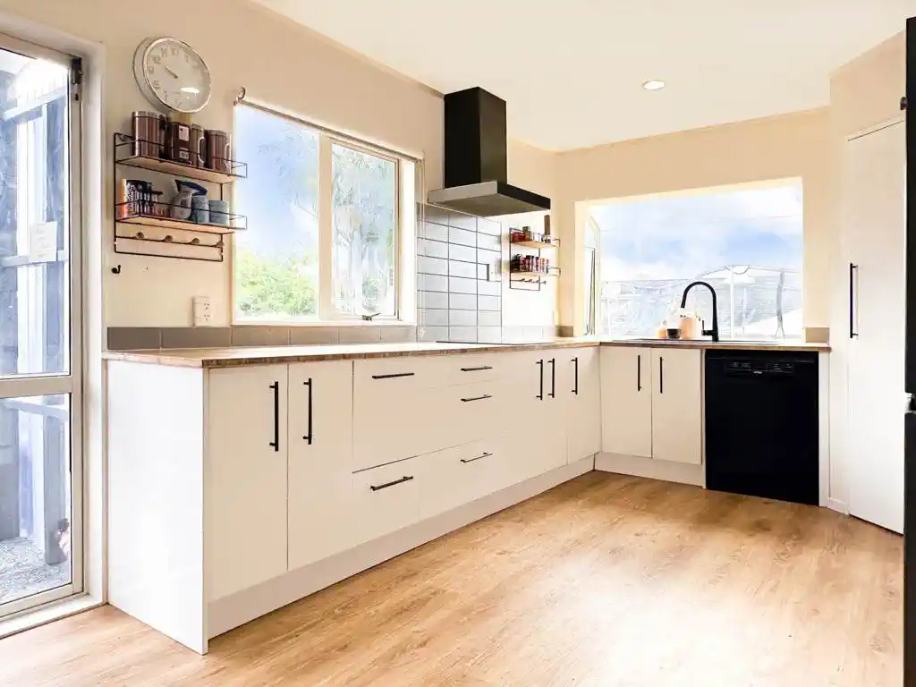 Owner Ready to Welcome the Next Chapter renovated 4 beds house, 0.5 km to Rosehill Intermediate, 0.7 km to Rosehill College, 1.3 km to Mangapikopiko School, 2/455 Great South Road, Opaheke, Auckland