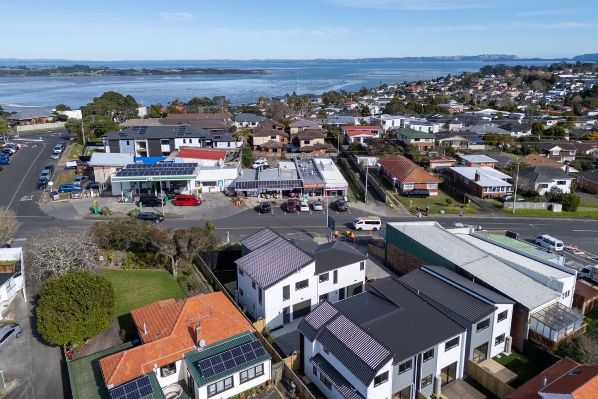 Mt Roskill Grammar school zone, 10-Year Master Builders Guarantee, 134m2 brandnew 3 beds 2.5 bath home, Private backyard with lawn and deck, close to schools, shops, park, with garage on 131m2 section, 1/728 Richardson Road, Hillsborough, Auckland
