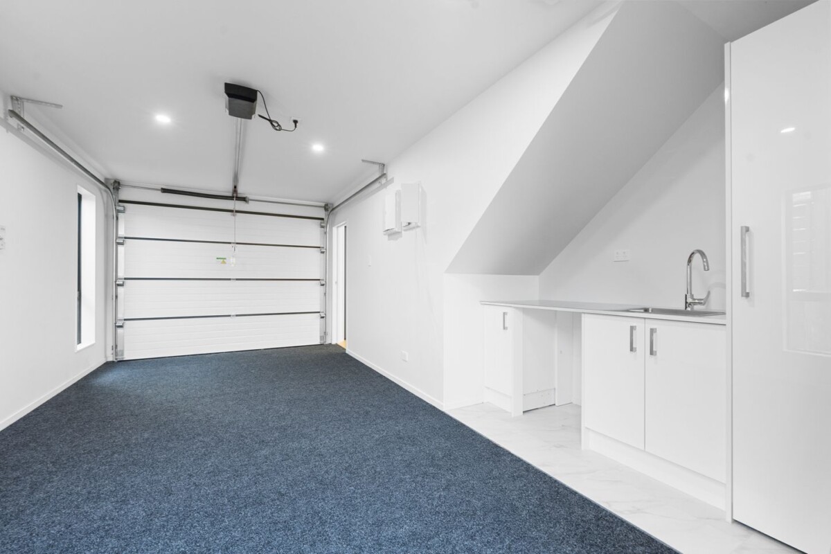 Mt Roskill Grammar school zone, 10-Year Master Builders Guarantee, 134m2 brandnew 3 beds 2.5 bath home, Private backyard with lawn and deck, close to schools, shops, park, with garage on 131m2 section, 1/728 Richardson Road, Hillsborough, Auckland