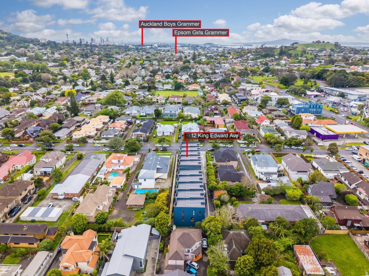 Mortgagee Auction – Double Grammar Zone, 4 beds 3.5 baths home with double garage, 205m2 floor area, minutes to Newmarket, schools, 8/12 King Edward Avenue, Epsom, Auckland