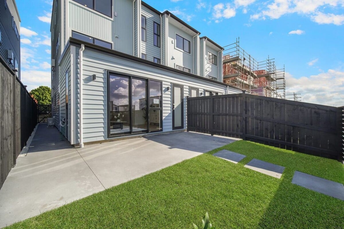 178m2 brandnew 5 beds 3.5 baths home on 199m2 section, with 2 ensuites and 2 car parks, 155 Bremner Road, Karaka, , Auckland
