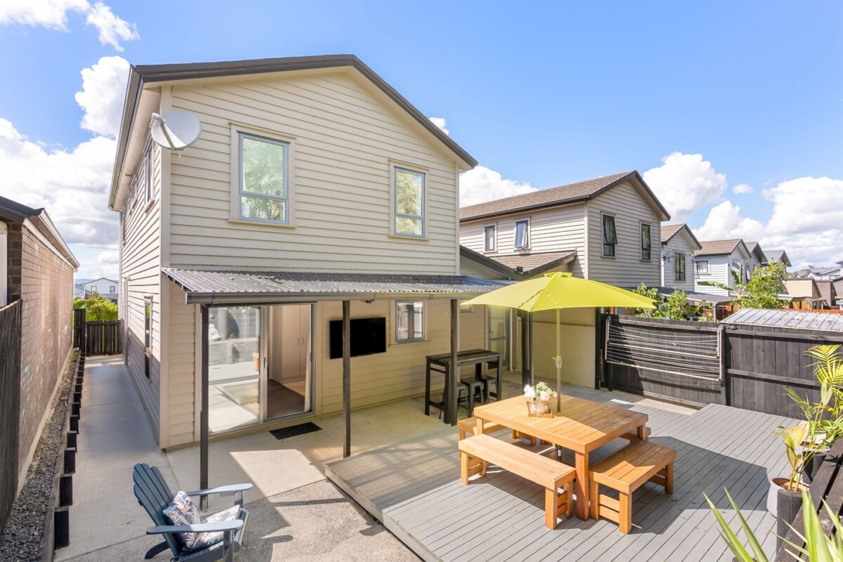 Owners relocating, the sale must be swift, 153m2 affordable 4 beds 1.5 baths house with garage on 256m2 section, 14 Taiaapure Street, Weymouth, Auckland