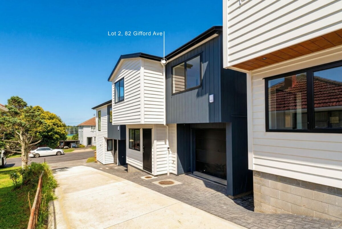 Mt Roskill Grammar school zone, Freehold standalone 3 beds 2.5 baths home with garage, close to schools, shops, park, motorway access, 82 Gifford Avenue, Mount Roskill, Auckland