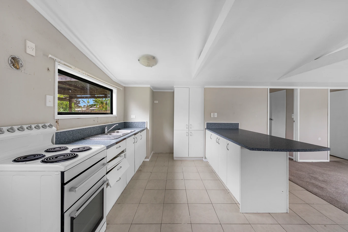 3 beds house on 690m2 section, a garage with utility rooms, close to schools, shopping centres, motorway access, 10 Stainton Place , Otara, Auckland