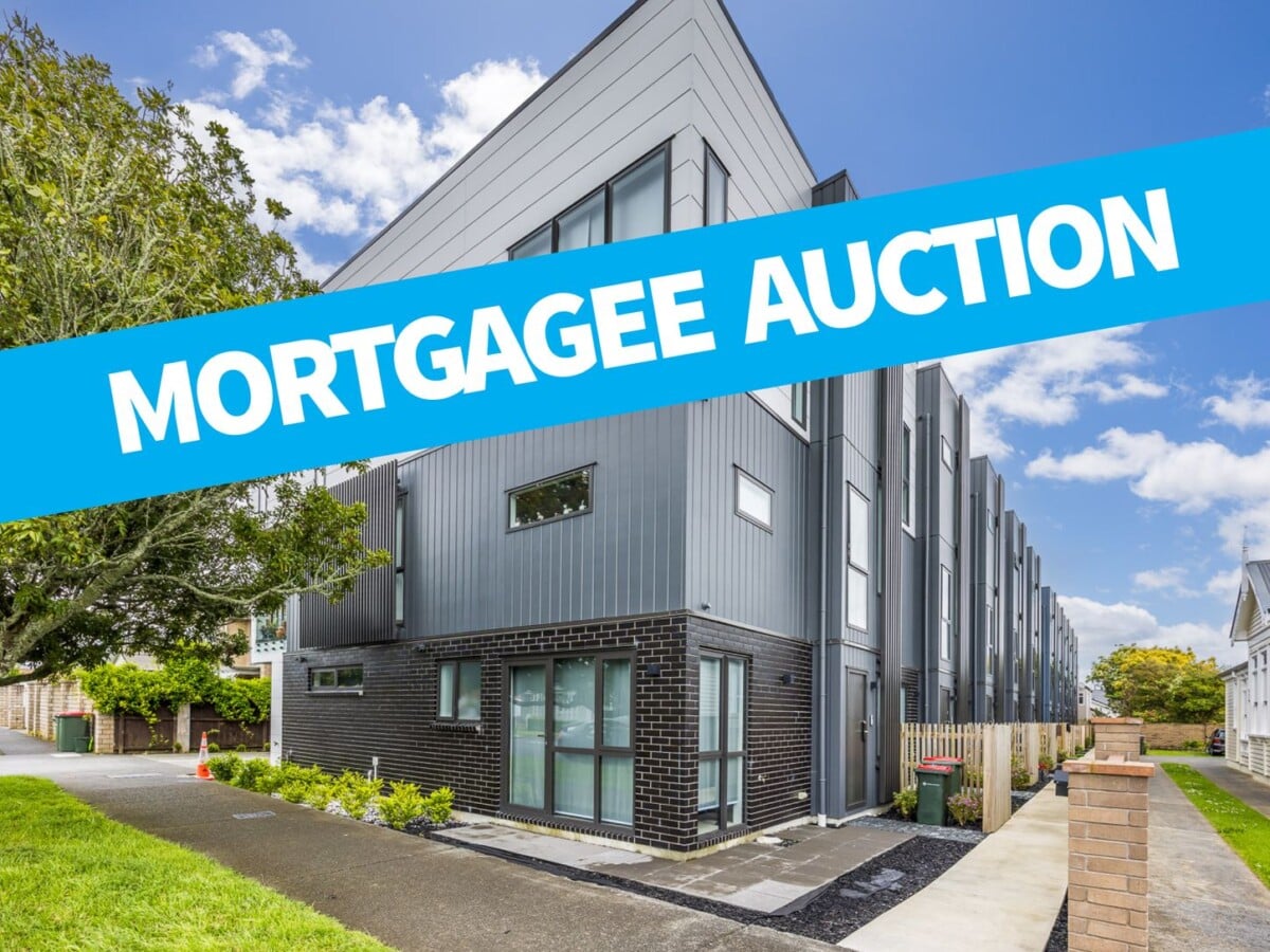 Mortgagee Auction – Double Grammar Zone, 4 beds 3.5 baths home with double garage, 205m2 floor area, minutes to Newmarket, schools, 8/12 King Edward Avenue, Epsom, Auckland