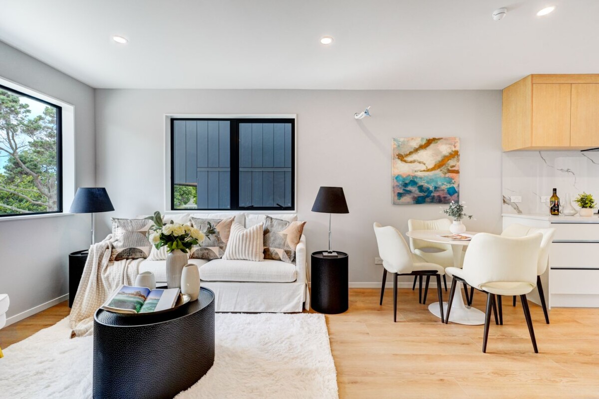 Mt Roskill Grammar school zone, Freehold standalone 3 beds 2.5 baths home with garage, close to schools, shops, park, motorway access, 82 Gifford Avenue, Mount Roskill, Auckland