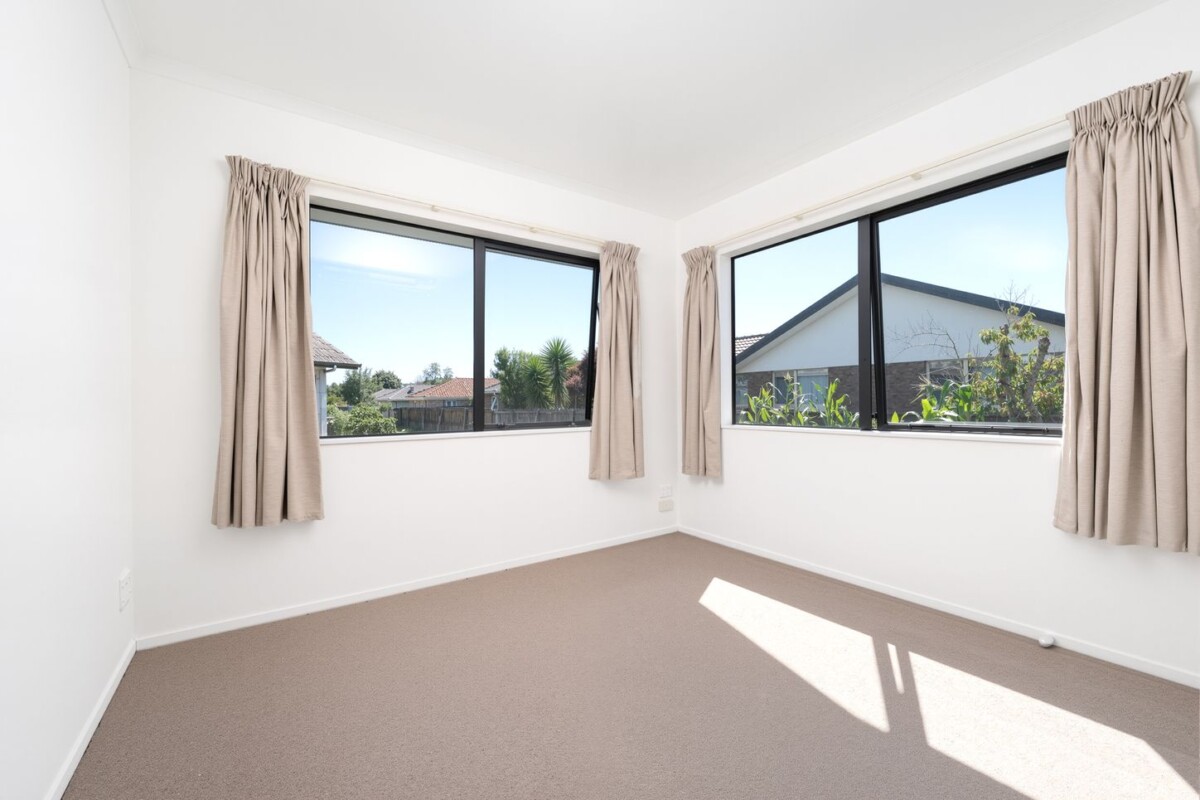 Home Country Calling, Freshly painted and ready to move in, 184m2 5 beds house on 431m2 section, close to schools, park, shopping centre, 16 Pyramid Place, Glen Eden, Auckland