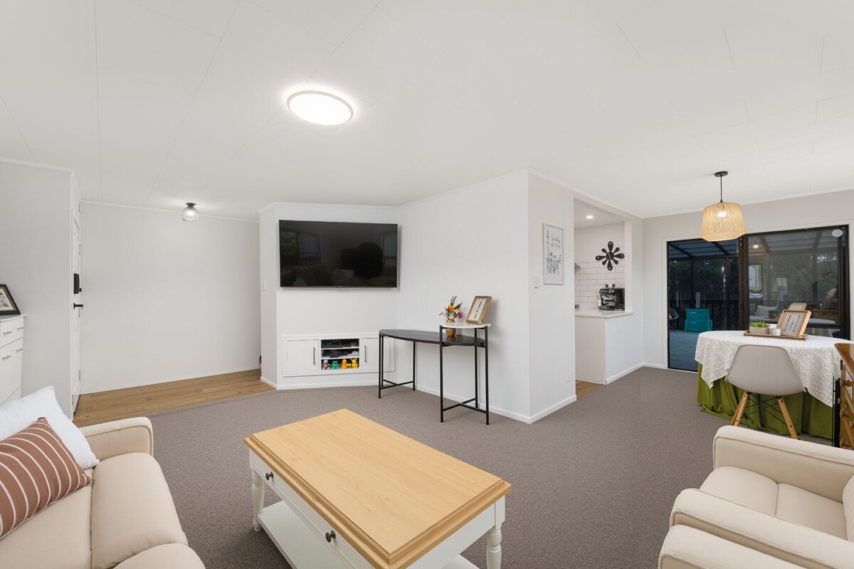 3 beds house on 721 m2 section, close to schools, motorwsy access, Northwest and Westgate shopping centres, 9 West Harbour Drive, West Harbour, Auckland