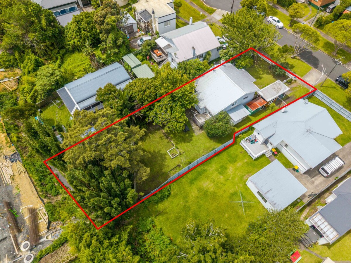 3 beds house on 766m2 section and on Two Titles, THAB Zoning, zoned for: Avondale Primary School, Avondale Intermediate, Avondale College, 12 Ahiriri Avenue, Avondale, Auckland