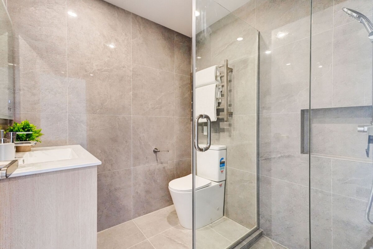 Mt Roskill Grammar school zone, Freehold standalone 3 beds 2.5 baths home with garage, close to schools, shops, park, motorway access, 82 Gifford Avenue, Mount Roskill, Auckland